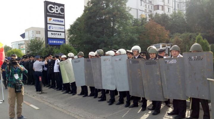 Marşul manifestanţilor prin Chişinău s-a lăsat cu VIOLENŢE (FOTO)