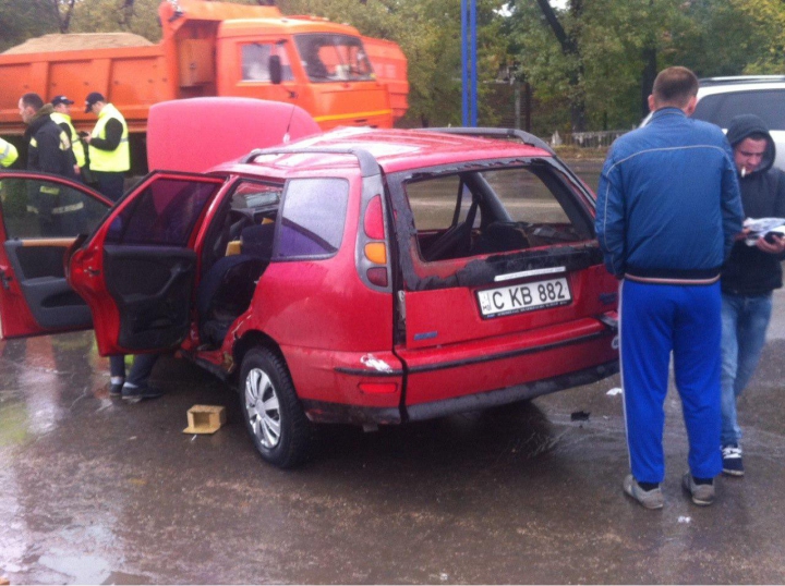 Accident înfiorător în Chişinău. Două maşini s-au făcut zob lângă o staţie PECO (FOTO/VIDEO)