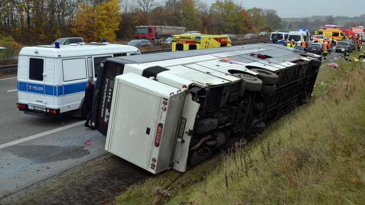 ACCIDENT GRAV în Germania. Un autobuz cu pasageri minori s-a răsturnat (FOTO/VIDEO)