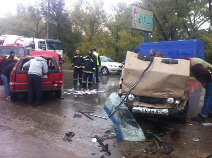 Accident înfiorător în Chişinău. Două maşini s-au făcut zob lângă o staţie PECO (FOTO/VIDEO)