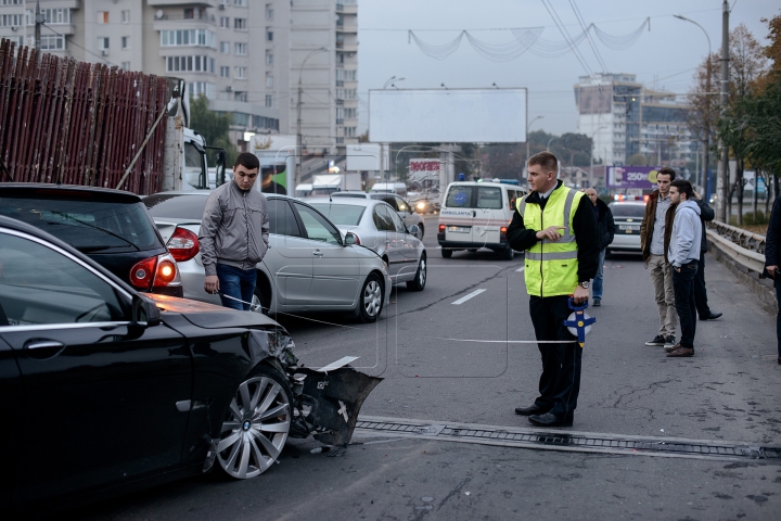 HAOS pe Viaduct! ACCIDENT ÎN LANŢ cu implicarea a cinci maşini (FOTO) 