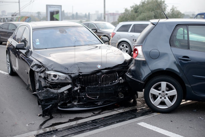 HAOS pe Viaduct! ACCIDENT ÎN LANŢ cu implicarea a cinci maşini (FOTO) 