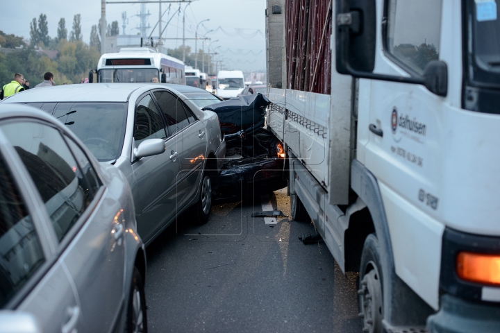 HAOS pe Viaduct! ACCIDENT ÎN LANŢ cu implicarea a cinci maşini (FOTO) 