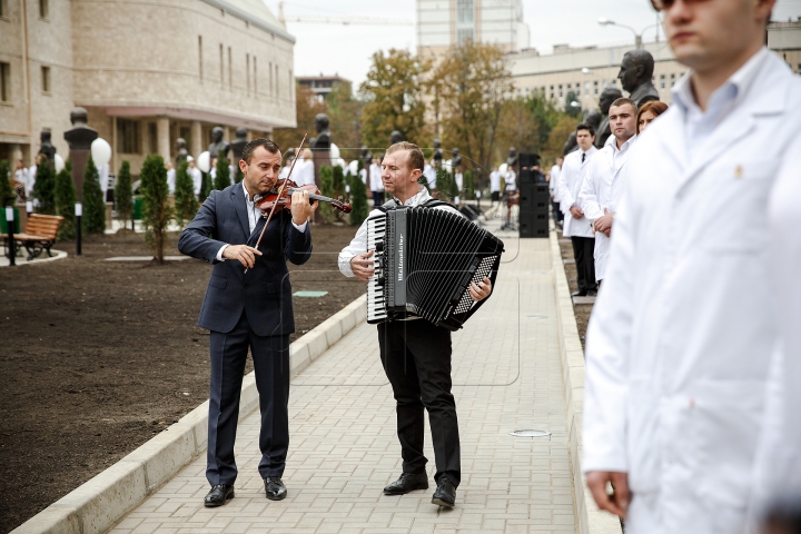 EVENIMENT DE EXCEPŢIE! A fost inaugurată Aleea savanților și medicilor iluștri din Moldova (FOTO)