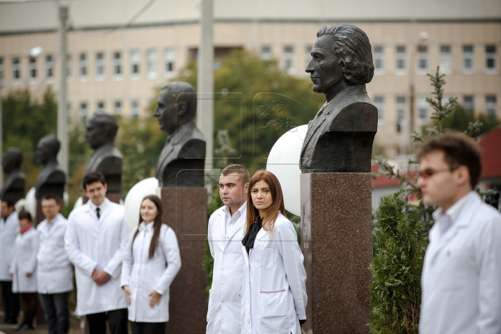 EVENIMENT DE EXCEPŢIE! A fost inaugurată Aleea savanților și medicilor iluștri din Moldova (FOTO)