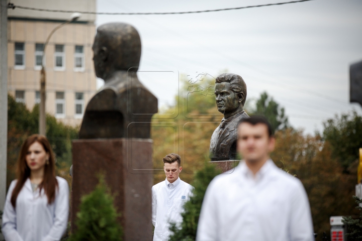 EVENIMENT DE EXCEPŢIE! A fost inaugurată Aleea savanților și medicilor iluștri din Moldova (FOTO)