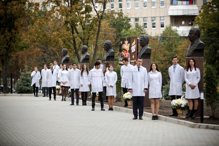 EVENIMENT DE EXCEPŢIE! A fost inaugurată Aleea savanților și medicilor iluștri din Moldova (FOTO)