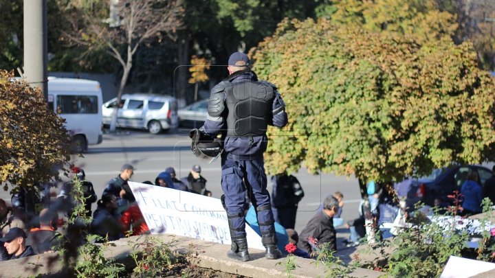 Critici şi susţinători ai lui Filat, în faţa Judecătoriei Buiucani (FOTO/VIDEO)