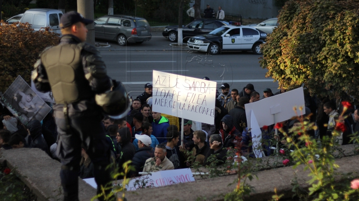 Critici şi susţinători ai lui Filat, în faţa Judecătoriei Buiucani (FOTO/VIDEO)