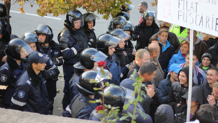 Critici şi susţinători ai lui Filat, în faţa Judecătoriei Buiucani (FOTO/VIDEO)