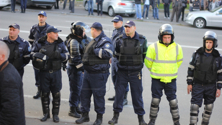 Critici şi susţinători ai lui Filat, în faţa Judecătoriei Buiucani (FOTO/VIDEO)