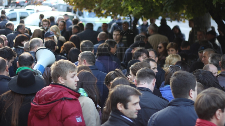 Critici şi susţinători ai lui Filat, în faţa Judecătoriei Buiucani (FOTO/VIDEO)