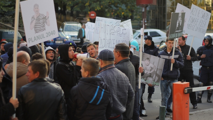 Critici şi susţinători ai lui Filat, în faţa Judecătoriei Buiucani (FOTO/VIDEO)