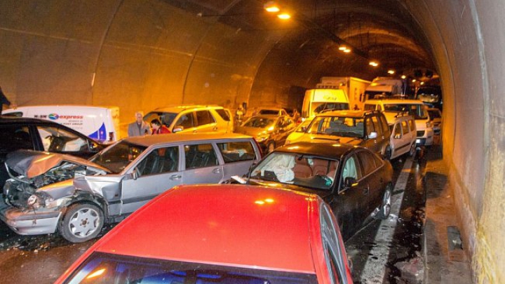 TRAGEDIE într-un tunel din Bulgaria: Trei oameni au murit după un accident cu 50 de maşini (FOTO)(VIDEO)