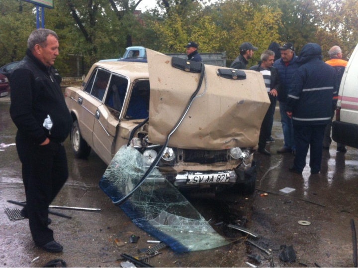 Accident înfiorător în Chişinău. Două maşini s-au făcut zob lângă o staţie PECO (FOTO/VIDEO)