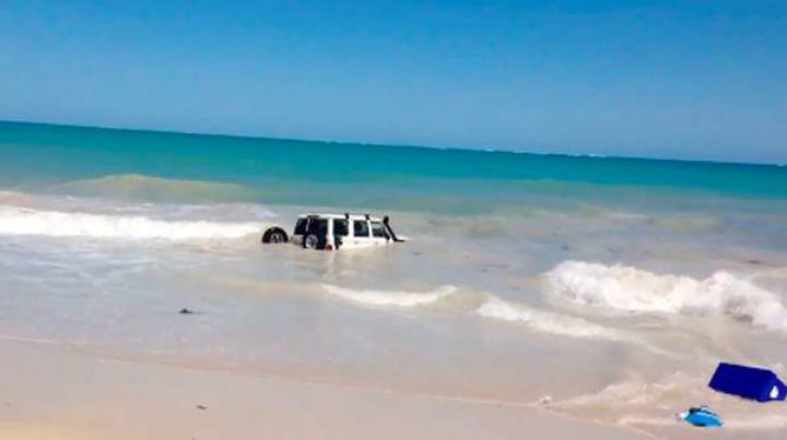 Fugea de poliţie şi ajuns cu maşina pe fundul oceanului (VIDEO)