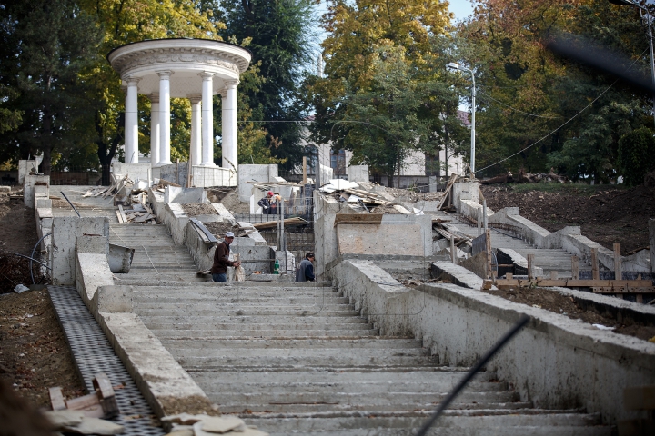 REPARAŢIE CU GHINION. Cum arată acum celebra Scară a Cascadelor din parcul Valea Morilor (FOTO)