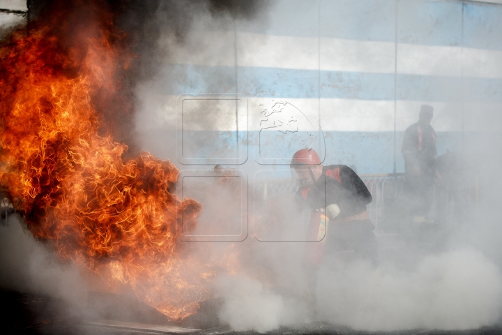 ALERTĂ, FOC şi PANICĂ. Salvatorii şi pompierii în acţiune (FOTOREPORT)