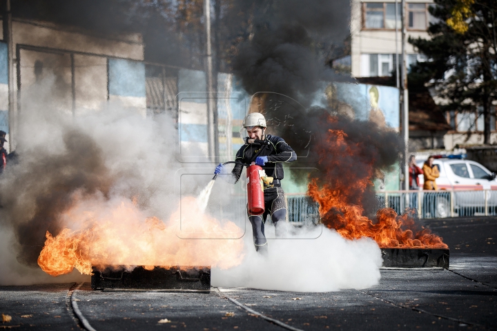 ALERTĂ, FOC şi PANICĂ. Salvatorii şi pompierii în acţiune (FOTOREPORT)