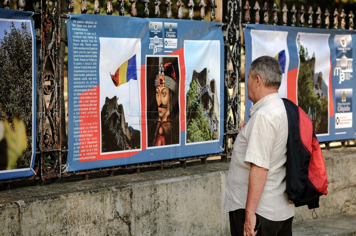 Cetatea lui Vlad Ţepeş a apărut în centrul Chișinăului. Imaginile care impresionează trecătorii (FOTO)