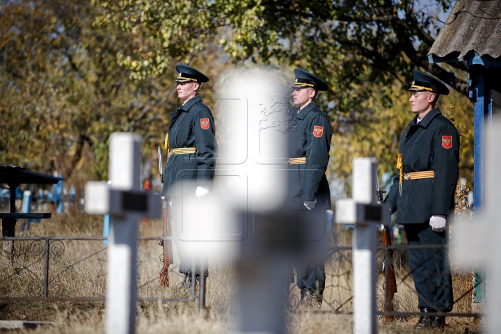 Jerbe de flori la mormintele ostaşilor români din satul Feşteliţa (FOTO REPORT/VIDEO)