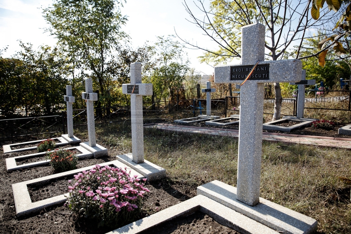 Jerbe de flori la mormintele ostaşilor români din satul Feşteliţa (FOTO REPORT/VIDEO)