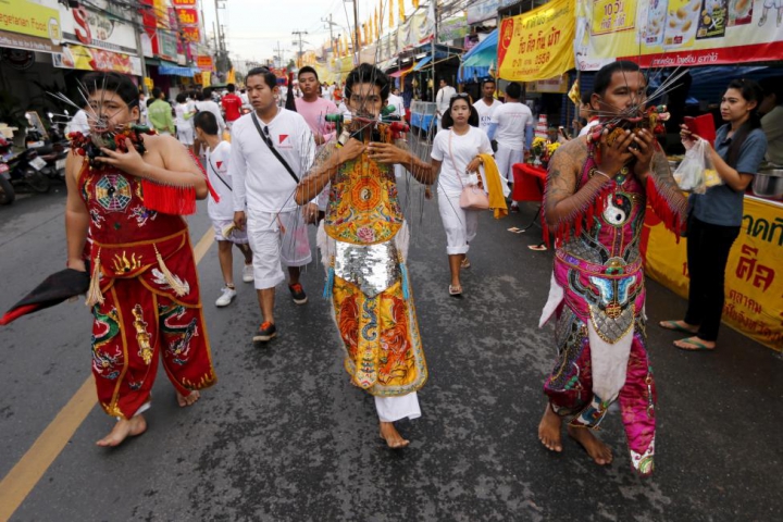 AI CURAJUL SĂ TE UIŢI? Festival TERIFIANT în Tailanda (GALERIE FOTO 18+)