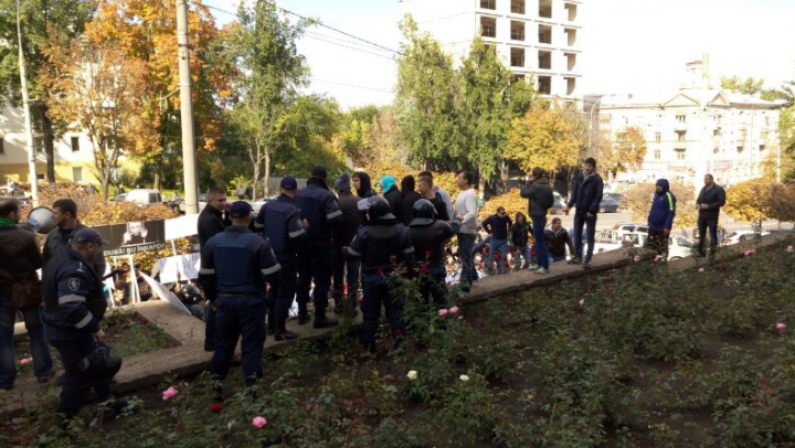 PROTESTE la Judecătoria Buiucani! Unii manifestanţi cer eliberarea lui Filat, alţii - condamnarea (VIDEO)