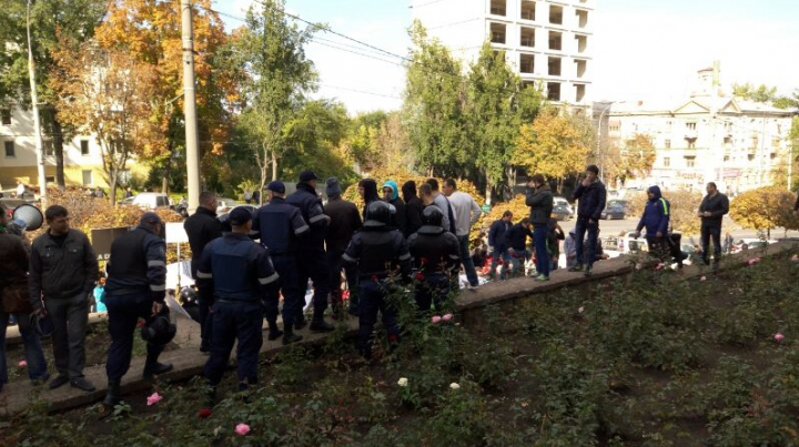 PROTESTE la Judecătoria Buiucani! Unii manifestanţi cer eliberarea lui Filat, alţii - condamnarea (VIDEO)