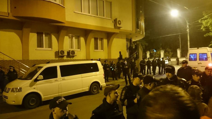 În casa lui Renato Usatîi şi la sediul "Partidului Nostru" au loc percheziţii (FOTO)