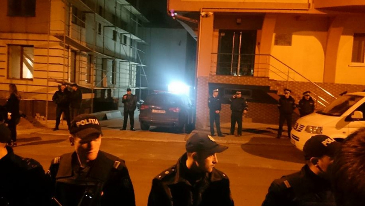 În casa lui Renato Usatîi şi la sediul "Partidului Nostru" au loc percheziţii (FOTO)