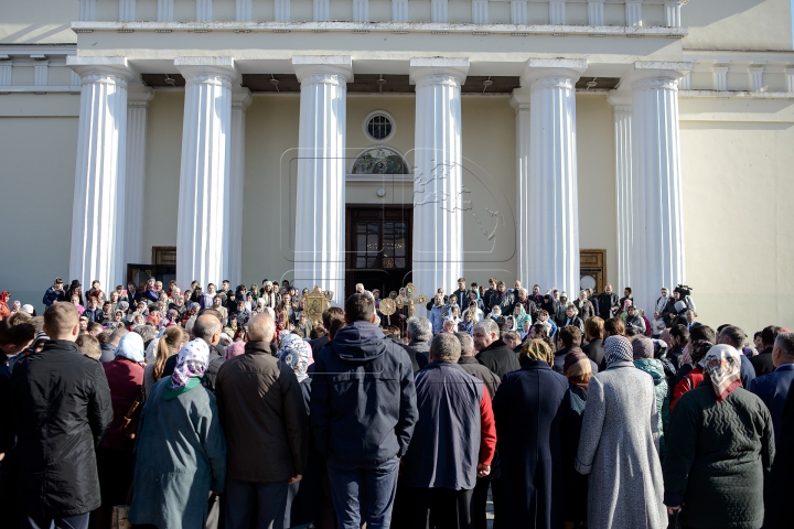 Inima Moldovei, mai caldă şi mai deschisă decât de obicei. FOTOREPORT de la Hramul oraşului Chișinău