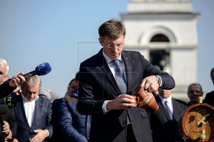 Inima Moldovei, mai caldă şi mai deschisă decât de obicei. FOTOREPORT de la Hramul oraşului Chișinău