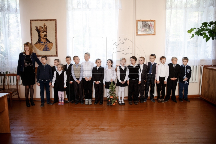 Bucurie mare la Cristeşti! Elevii gimnaziului din localitate au primit cadouri de la Fundaţia "Edelweiss"