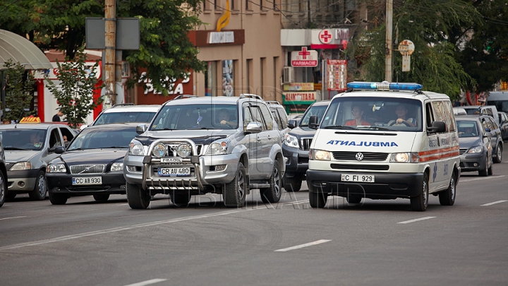 Accident cu răniți în Capitală. O ambulanță s-a răsturnat după ce a fost lovită într-o intersecție (FOTO)