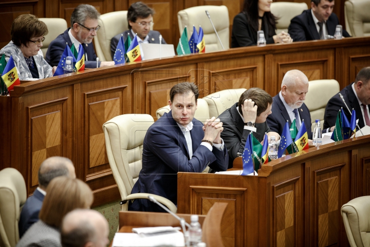 TENSIUNE în Parlament! ATMOSFERA din timpul examinării moţiunii de cenzură împotriva Guvernului (FOTO)