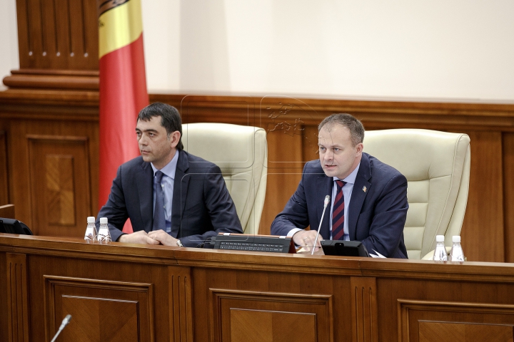 TENSIUNE în Parlament! ATMOSFERA din timpul examinării moţiunii de cenzură împotriva Guvernului (FOTO)