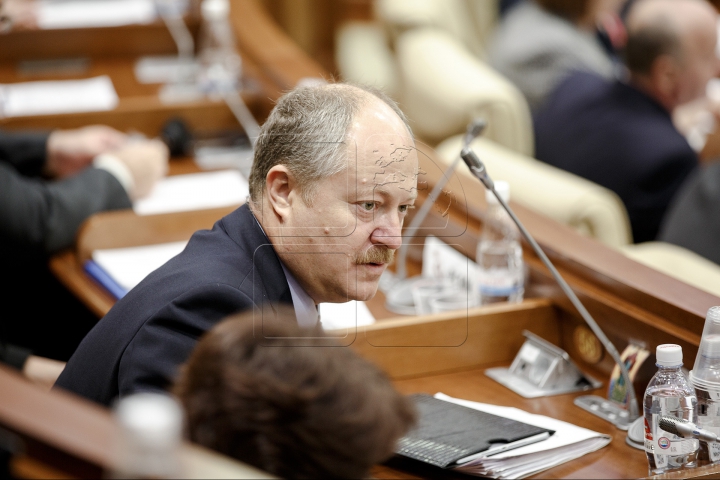 TENSIUNE în Parlament! ATMOSFERA din timpul examinării moţiunii de cenzură împotriva Guvernului (FOTO)