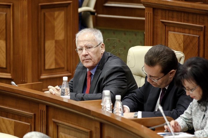 TENSIUNE în Parlament! ATMOSFERA din timpul examinării moţiunii de cenzură împotriva Guvernului (FOTO)