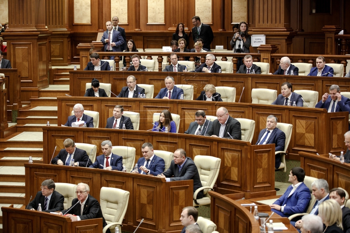 TENSIUNE în Parlament! ATMOSFERA din timpul examinării moţiunii de cenzură împotriva Guvernului (FOTO)