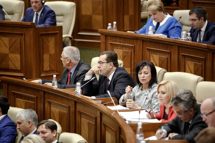 TENSIUNE în Parlament! ATMOSFERA din timpul examinării moţiunii de cenzură împotriva Guvernului (FOTO)