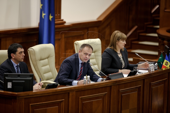 TENSIUNE în Parlament! ATMOSFERA din timpul examinării moţiunii de cenzură împotriva Guvernului (FOTO)