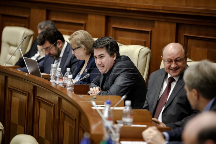 TENSIUNE în Parlament! ATMOSFERA din timpul examinării moţiunii de cenzură împotriva Guvernului (FOTO)