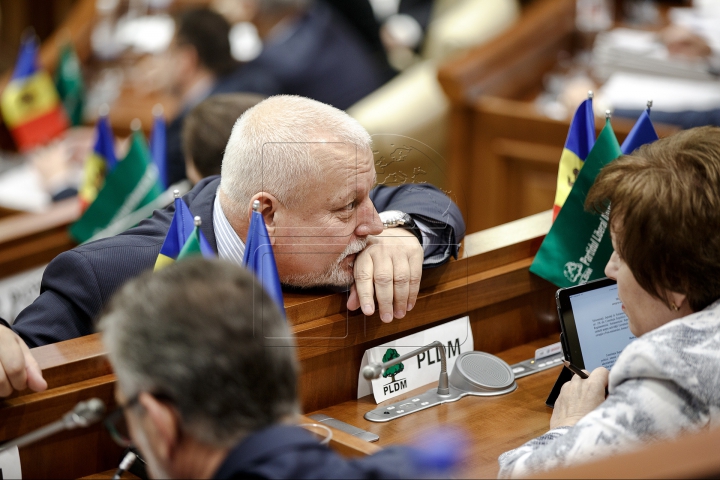 TENSIUNE în Parlament! ATMOSFERA din timpul examinării moţiunii de cenzură împotriva Guvernului (FOTO)