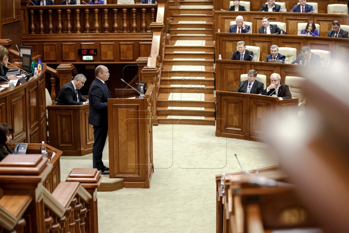 TENSIUNE în Parlament! ATMOSFERA din timpul examinării moţiunii de cenzură împotriva Guvernului (FOTO)