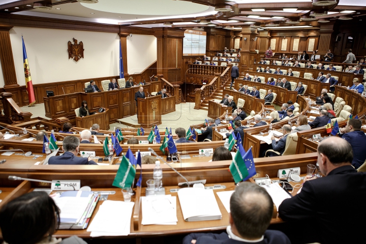 TENSIUNE în Parlament! ATMOSFERA din timpul examinării moţiunii de cenzură împotriva Guvernului (FOTO)