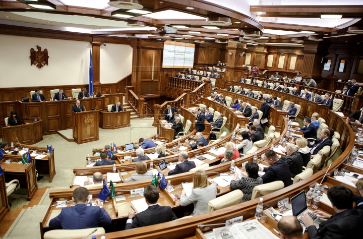 TENSIUNE în Parlament! ATMOSFERA din timpul examinării moţiunii de cenzură împotriva Guvernului (FOTO)