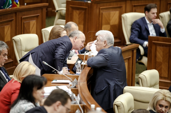 TENSIUNE în Parlament! ATMOSFERA din timpul examinării moţiunii de cenzură împotriva Guvernului (FOTO)