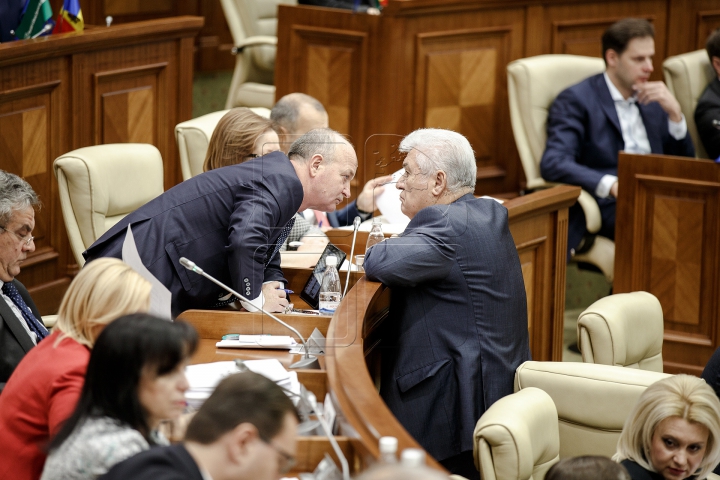 TENSIUNE în Parlament! ATMOSFERA din timpul examinării moţiunii de cenzură împotriva Guvernului (FOTO)