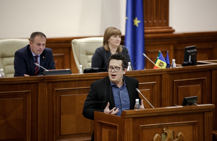 TENSIUNE în Parlament! ATMOSFERA din timpul examinării moţiunii de cenzură împotriva Guvernului (FOTO)